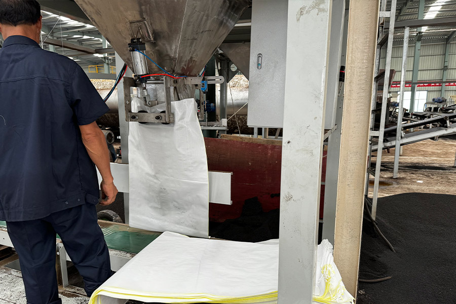 Ghanaian customers visit the factory1